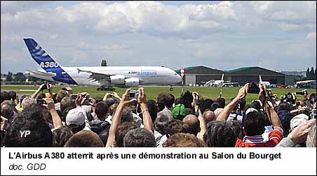 L'Airbus A380 atterit après une démonstration au Salon du Bourget