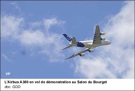 L'Airbus A380 en vol de démonstration au Salon du Bourget