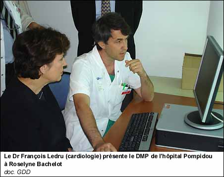 Le Dr François Ledru (cardiologie) présente le DMP de l'hôpital Pompidou <br />à Roselyne Bachelot