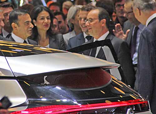 Carlos Ghosn, Emmanuel Macron et François Hollande au Mondial de l'Automobile 2014 devant le concept-car Eolab de Renault (doc. Yalta Production)
