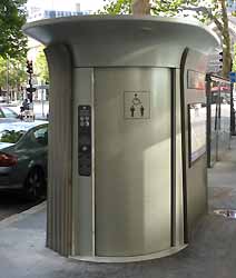 toilettes publiques &agrave; Paris (doc. Yalta Production)