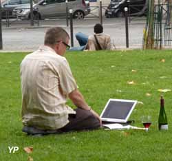 un homme et son ordinateur à Paris 