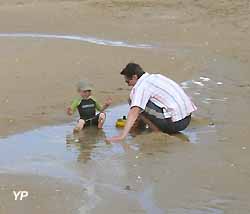 un père et son fils sur la plage
