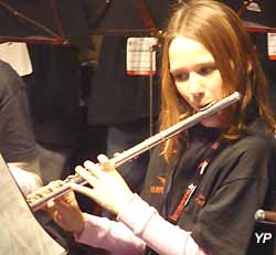 jeune joueuse de flûte traversière 