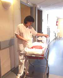 infirmière et nouveau-né à la clinique Lafourcade