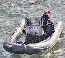 patrouille de la police fluviale sur la Seine