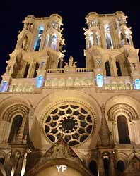 la cathédrale de Laon illuminée