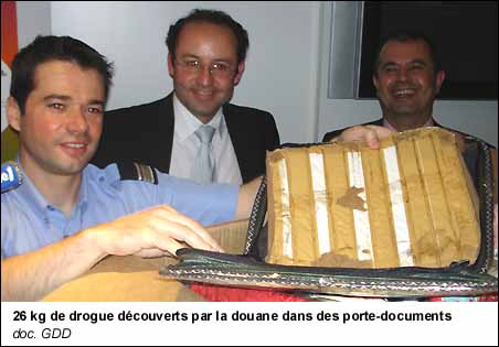 26 kg de drogue découverts par la douane dans des porte-documents