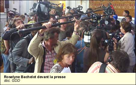 Roselyne Bachelot devant la presse