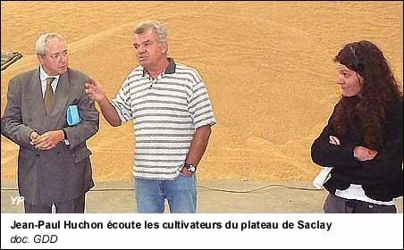 Jean-Paul Huchon, président de la région Ile-de-France, écoute les agriculteurs du plateau de Saclay