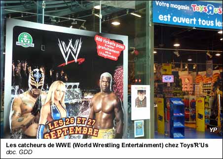 Les catcheurs de WWE (World Wrestling Entertainment) chez Toys'R'Us