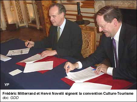 Frédéric Mitterrand et Hervé Novelii signent la convention Culture-Tourisme