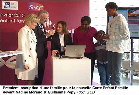 Première inscription d'une famille pour la nouvelle Carte Enfant Famille <br />devant Nadine Morano et Guillaume Pepy