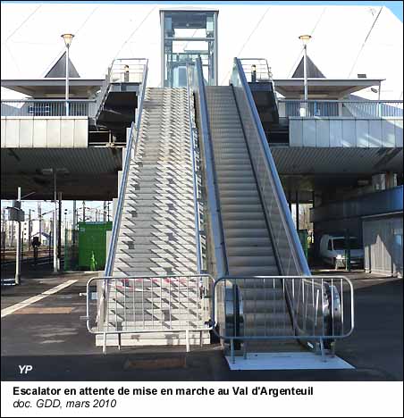 Escalator en attente de mise en marche au Val d'Argenteuil