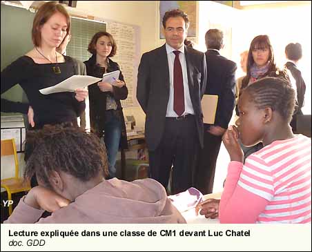 Lecture expliquée dans une classe de CM1 devant Luc Chatel