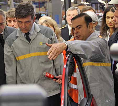 Arnaud Montebourg et Carlos Ghosn sur la chaîne de fabrication de la Renault Clio IV et de la Zoé