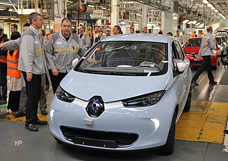 Une Renault Zoé sort de la chaîne de fabrication de Flins