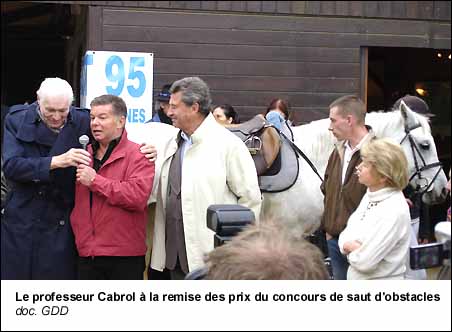 Le professeur Cabrol à la remise des prix du concours de saut d'obstacles