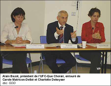 Alain Bazot, président de l'UFC-Que Choisir, entouré de Carole Matricon-Delbé et Charlotte Dekeyser