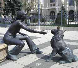 fille jouant avec un chien, Budapest 
