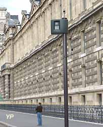 radar de feu rouge devant Le Louvre 