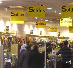 les soldes dans un magasin de vêtements