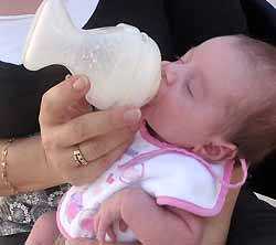 bébé prenant son biberon