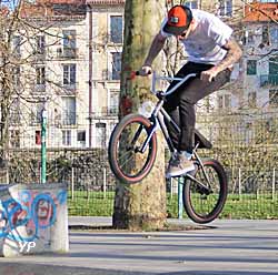 Saut en BMX (doc. Yalta Production)