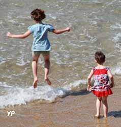 enfants sautant sur les vagues 