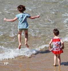 enfants sautant sur les vagues