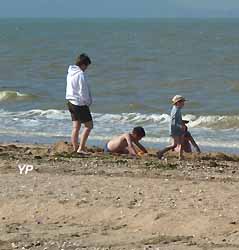 des enfants jouent sur la plage