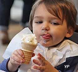 enfant et sa glace 