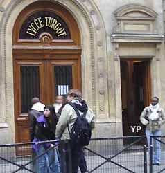 devant le lycée Turgot à Paris