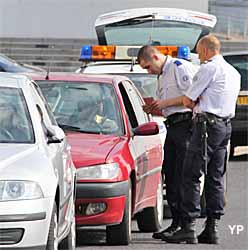 deux policiers contrôlent un automobiliste 