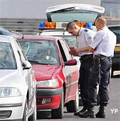 deux policiers contrôlent un automobiliste