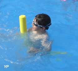 enfant à la piscine 