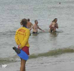 surveillant de baignade sur la plage