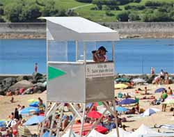 Surveillant de baignade sur la plage de Saint-Jean-de-Luz (doc. Yalta Production)