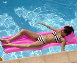 jeune femme dans une piscine 