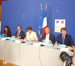 conférence de presse de la cellule de crise à Matignon 