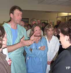 Roselyne Bachelot face au personnel soignant de l'hôpital Henri Mondor de Créteil 