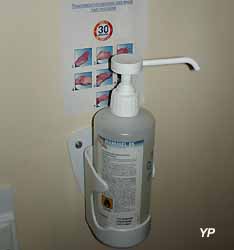 Distributeur et instructions pour le lavage des mains dans une chambre d'hôpital 