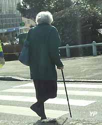 vieille dame avec une cane 