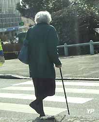 vieille dame avec une cane