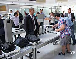 fouille des passagers avant l'embarquement à Roissy